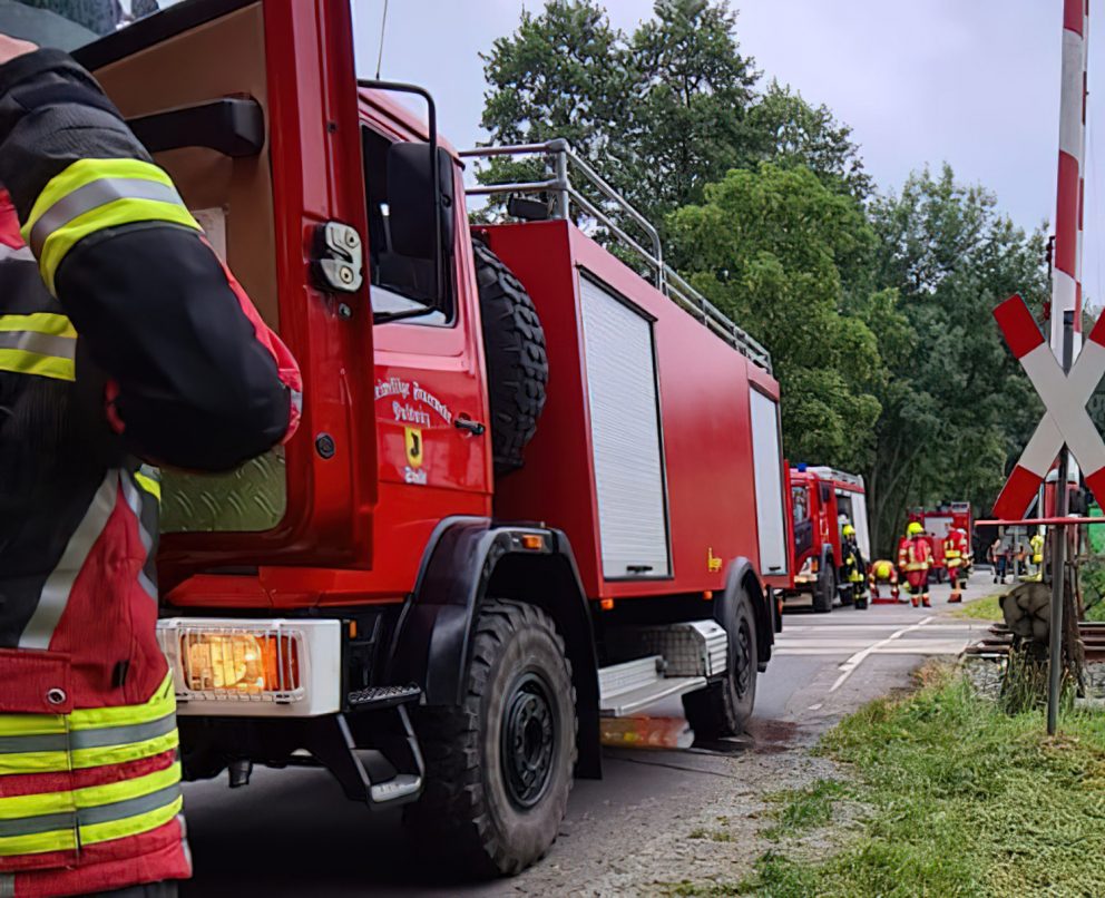Altes Bahnwärterhäuschen brennt