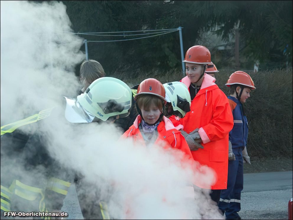 Brandschutzunterricht mit den Schülern der Grundschule