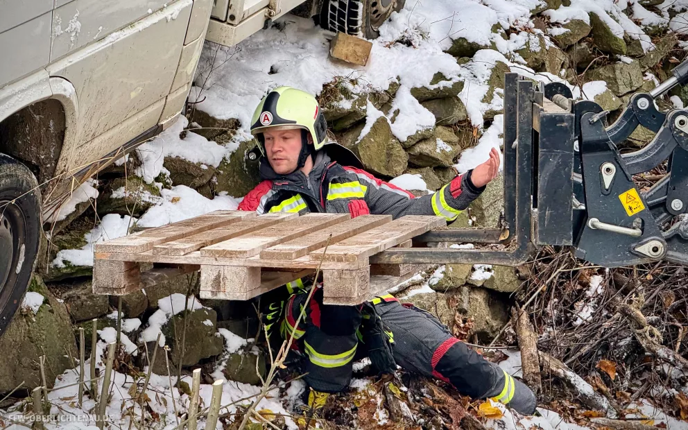 Transporter droht abzurutschen #19/23